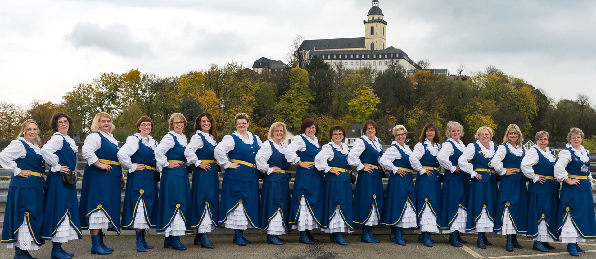 Marketenderinnen Gruppenbild - Siegburger Funken "Blau-Weiss" von 1859 e.V.